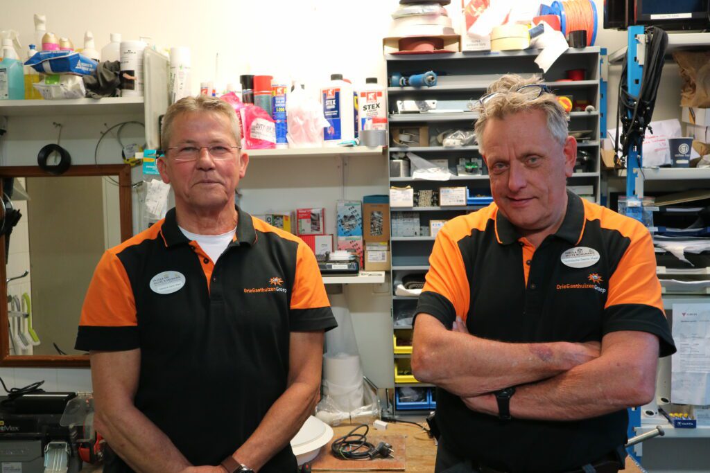 Ruud en Willem van de Technische Dienst in hun werkruimte op Insula Dei.