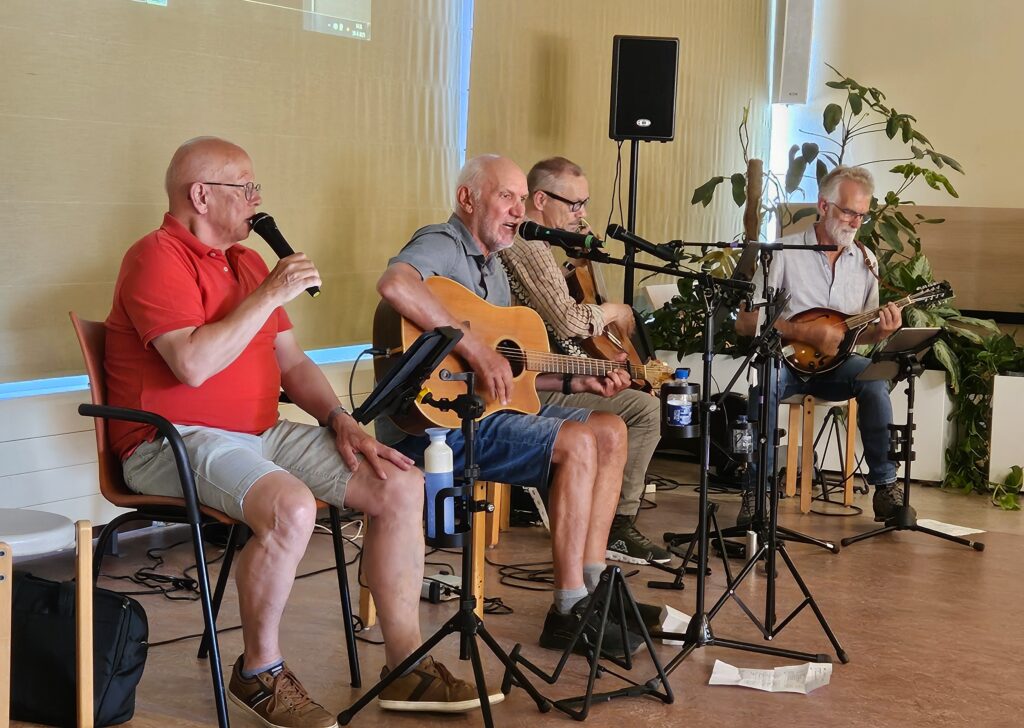 De Parkinson Meezingband begeleidt de bezoekers met zang, gitaren en mandoline.