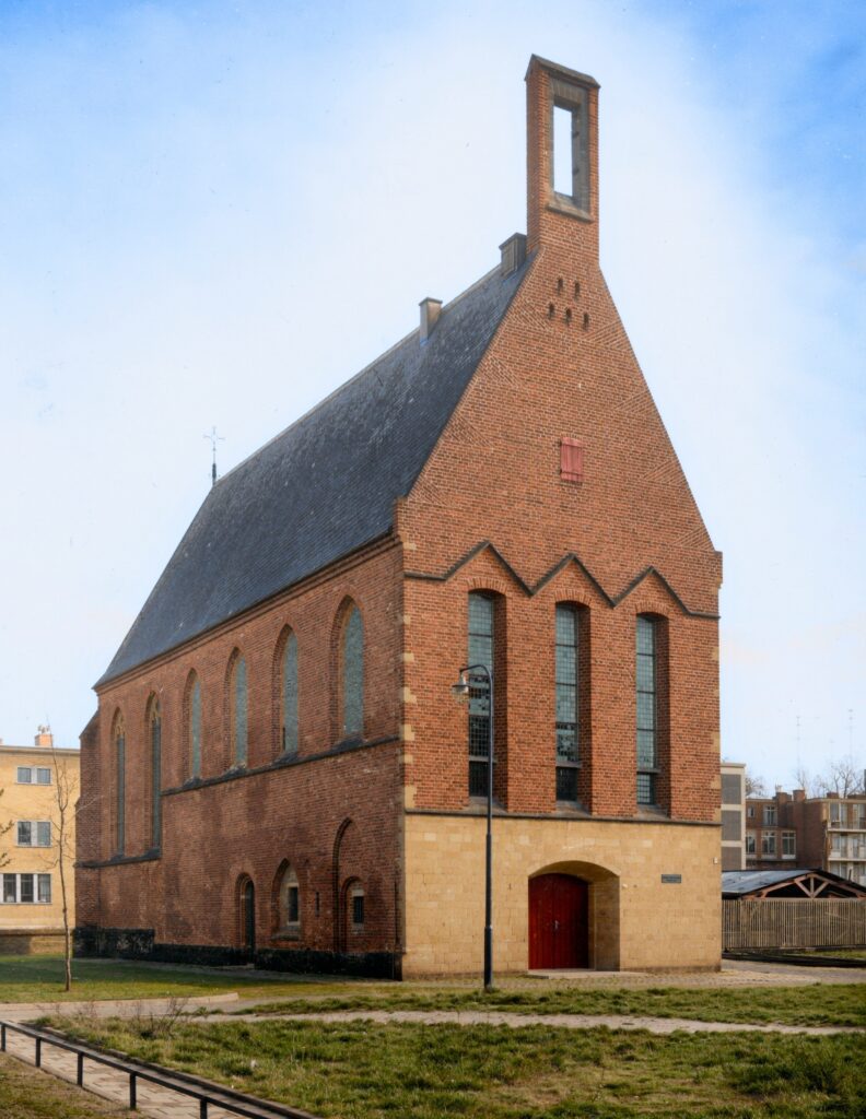 Historische foto van de Waalse Kerk in Arnhem in 1950.
