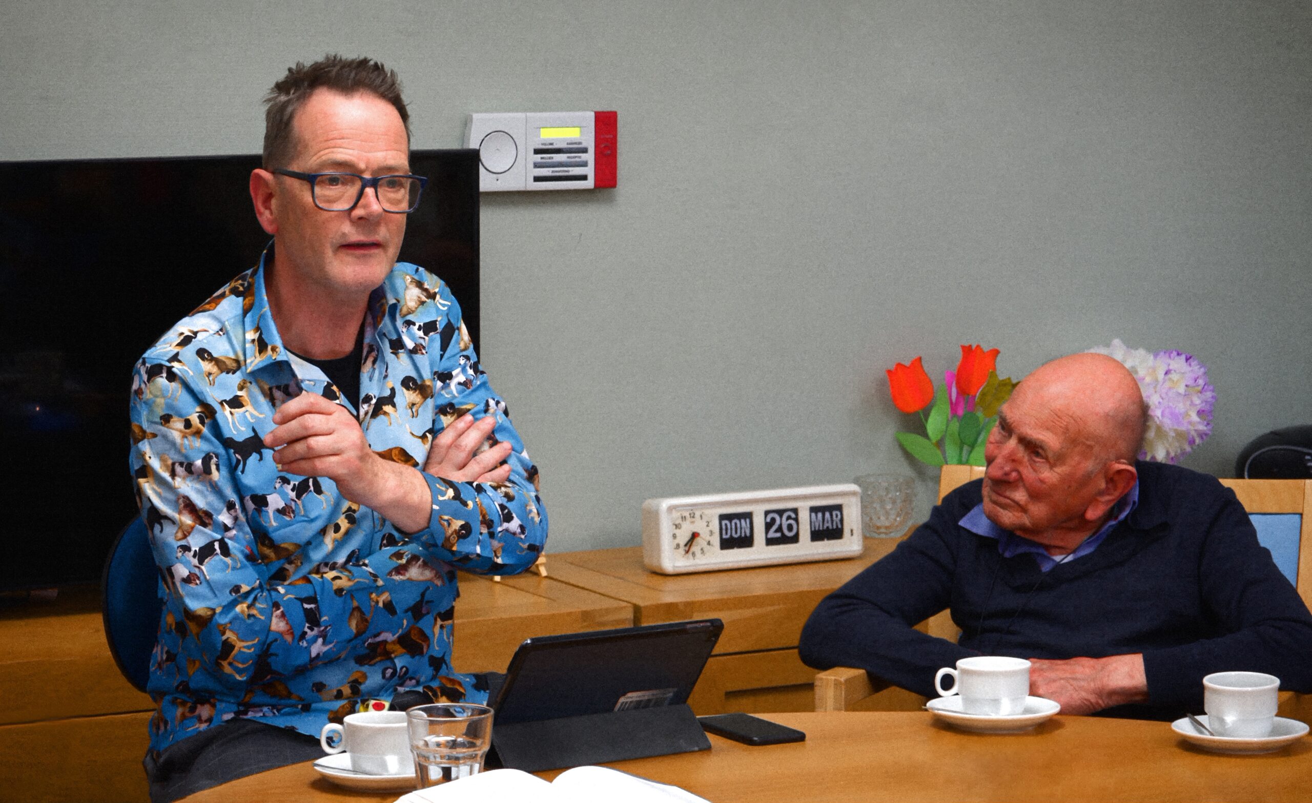Walter Jansen tijdens de voorleesavond met zijn vader Ad Jansen op Insula Dei.